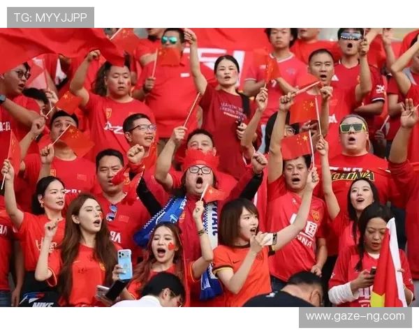 中国足球队迎战强敌 亚洲杯前景引关注 球迷期待突破与挑战